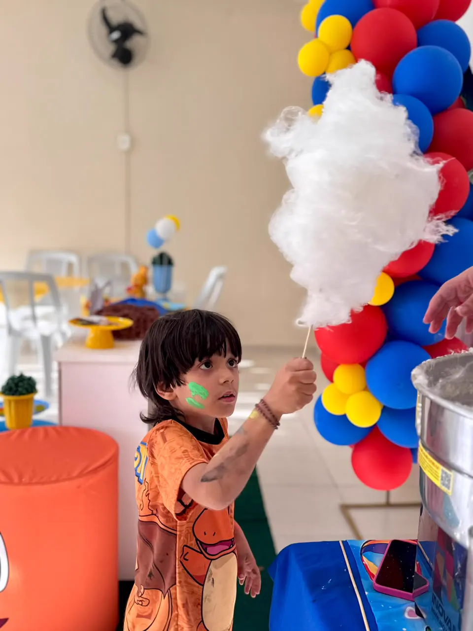 Criança pegando algodão doce