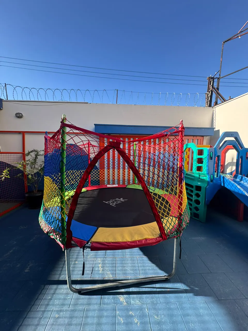 Cama elástica com rede montada para festa