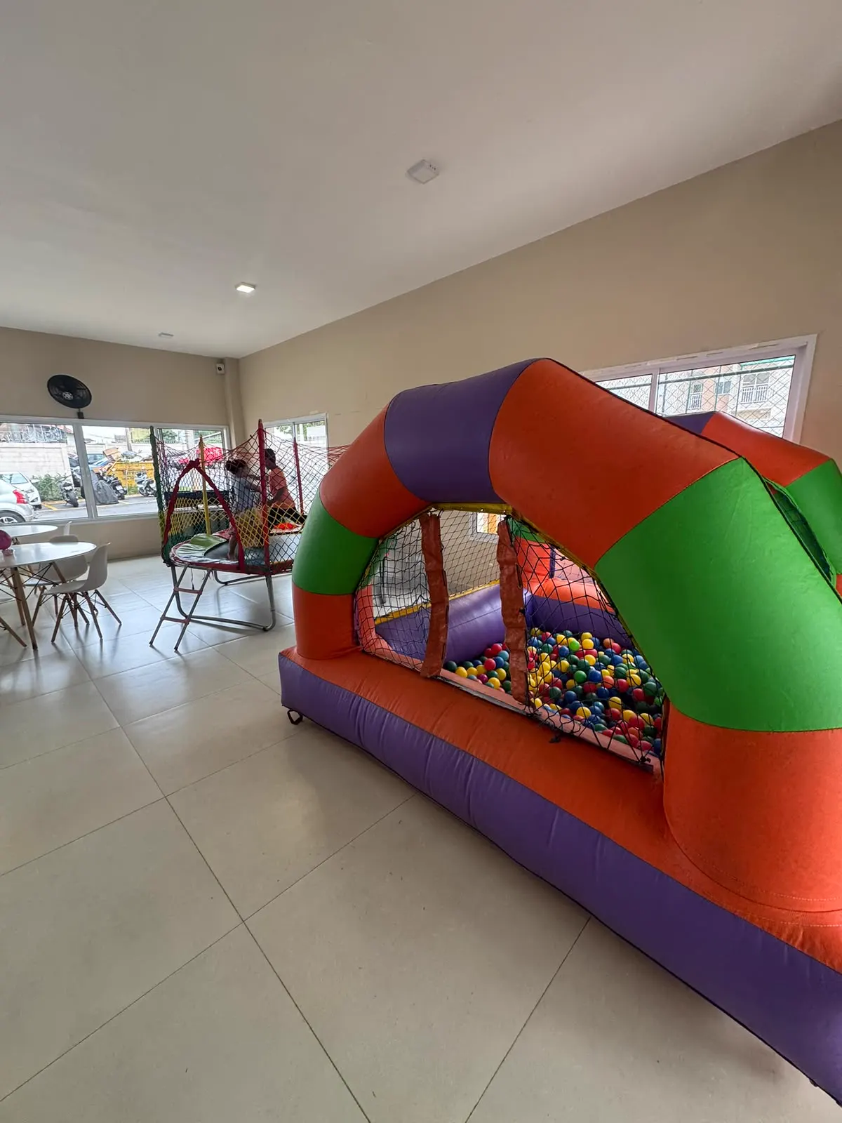 Combo cama elástica e piscina de bolinhas montado em salão