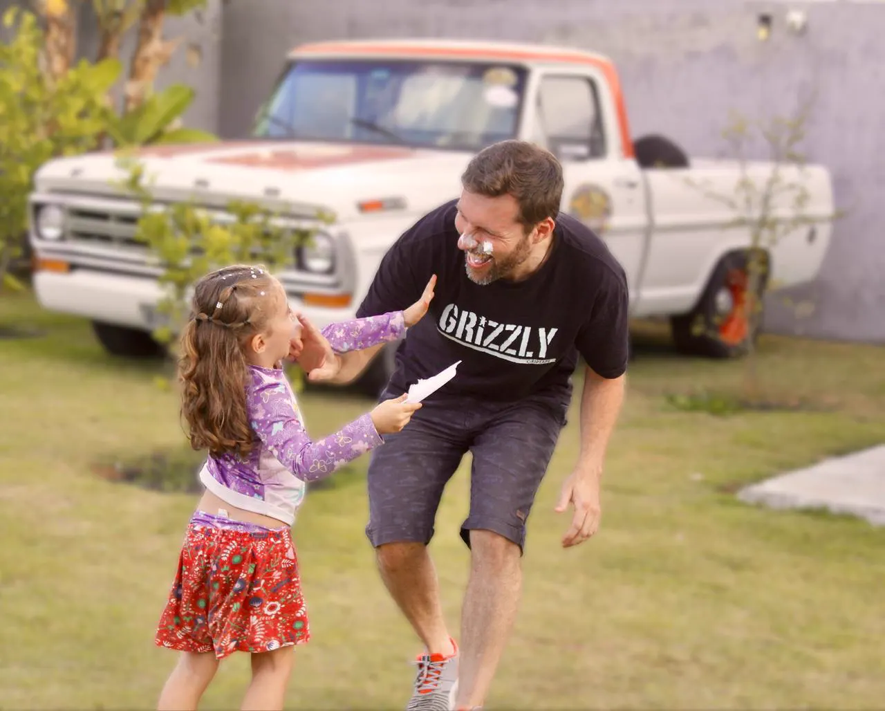 Menina rindo na brincadeira com o recreador da Klif Klof