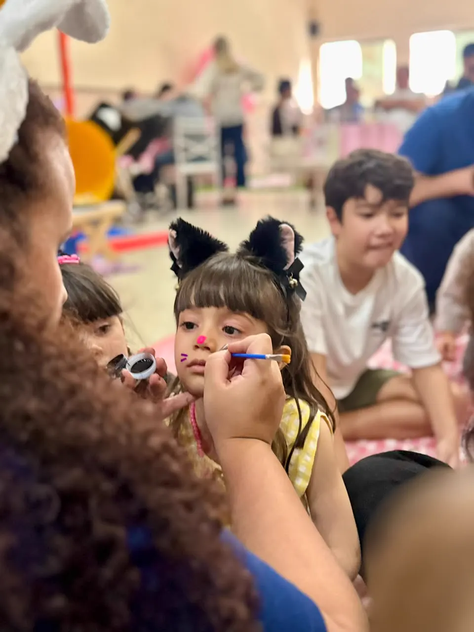Pintura facial sendo feita durante a recreação
