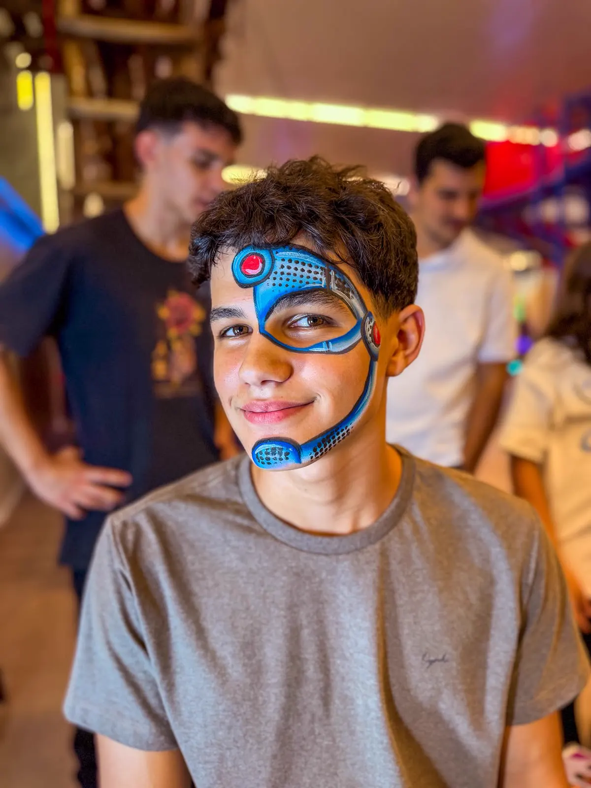 Menino com pintura facial de máscara