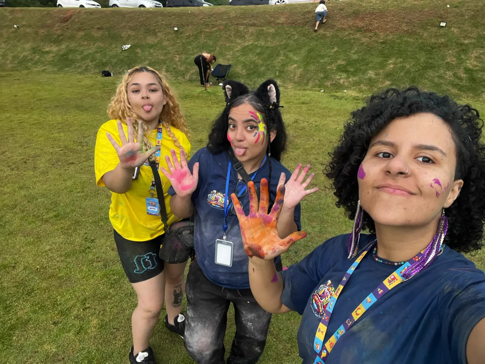 Recreadoras e crianças com as mãos pintadas