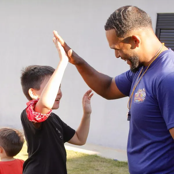 Recreador da Klif Klof batendo toca aqui com um menino