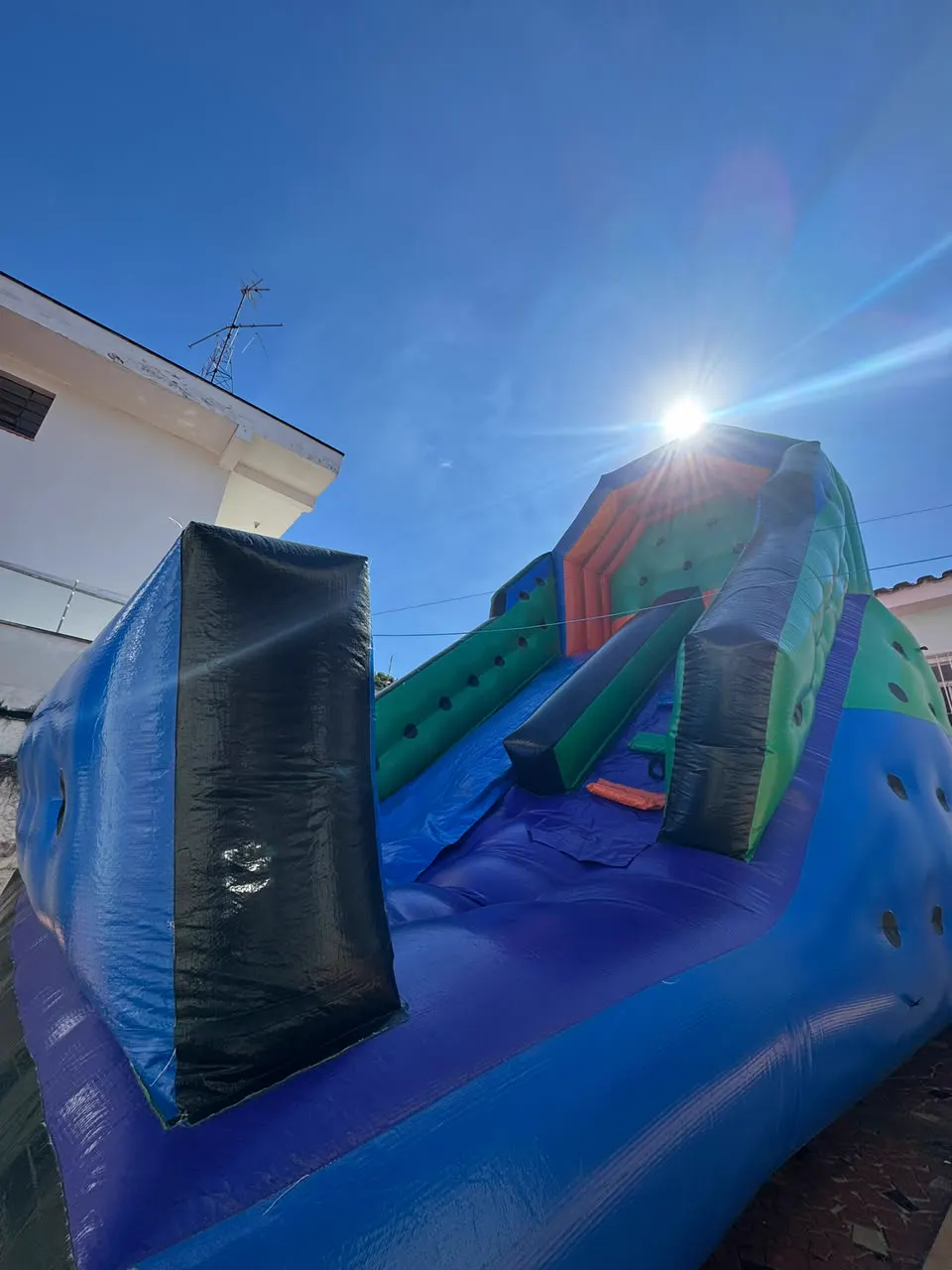 Tobogã inflável limpo e higienizado montado para a festa