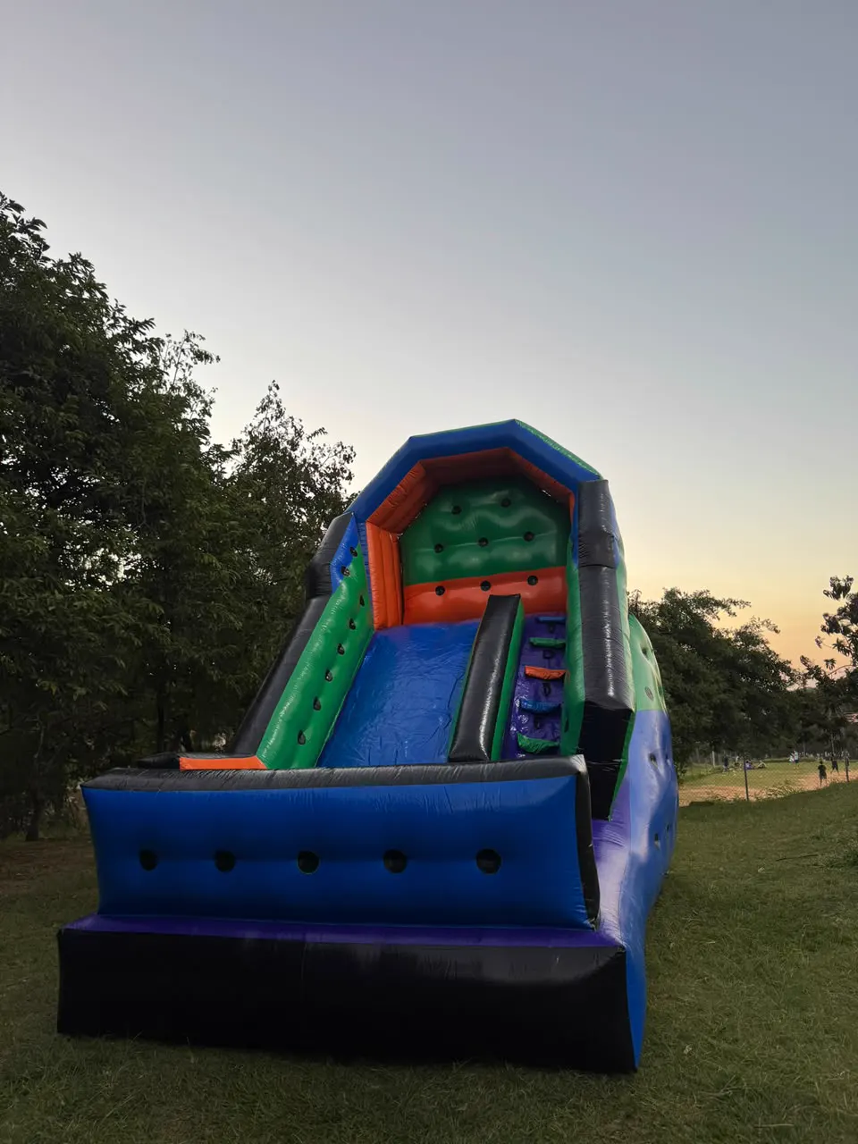 Tobogã inflável da Klif Klof montado no gramado